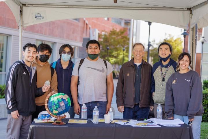 一群地球科学和环境的工作人员和学生站在足彩外围网站的La Kretz大厅外