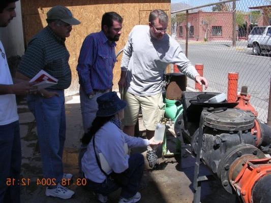 巴里·希布斯 sampling water well with colleagues in Ciudad Juarez